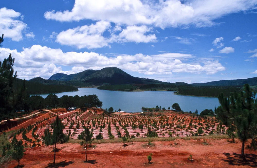 Blauer See in Da Lat - fotokunst von Silva Wischeropp