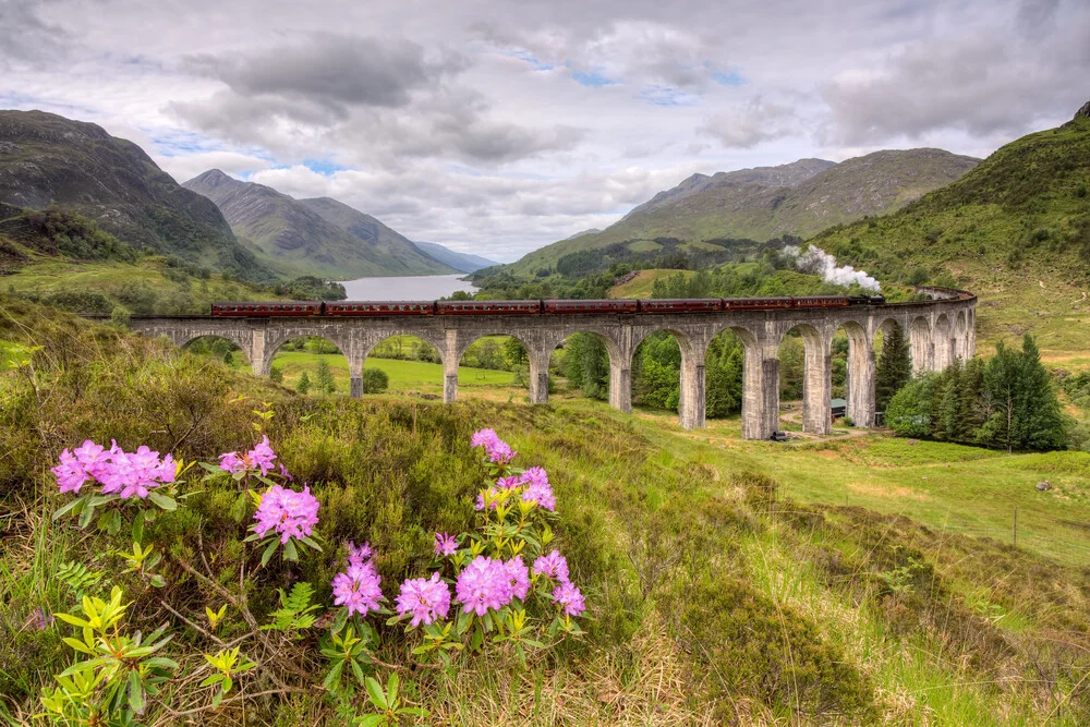 Glenfinnan Viadukt in Schottland mit Dampflok - fotokunst von Michael Valjak