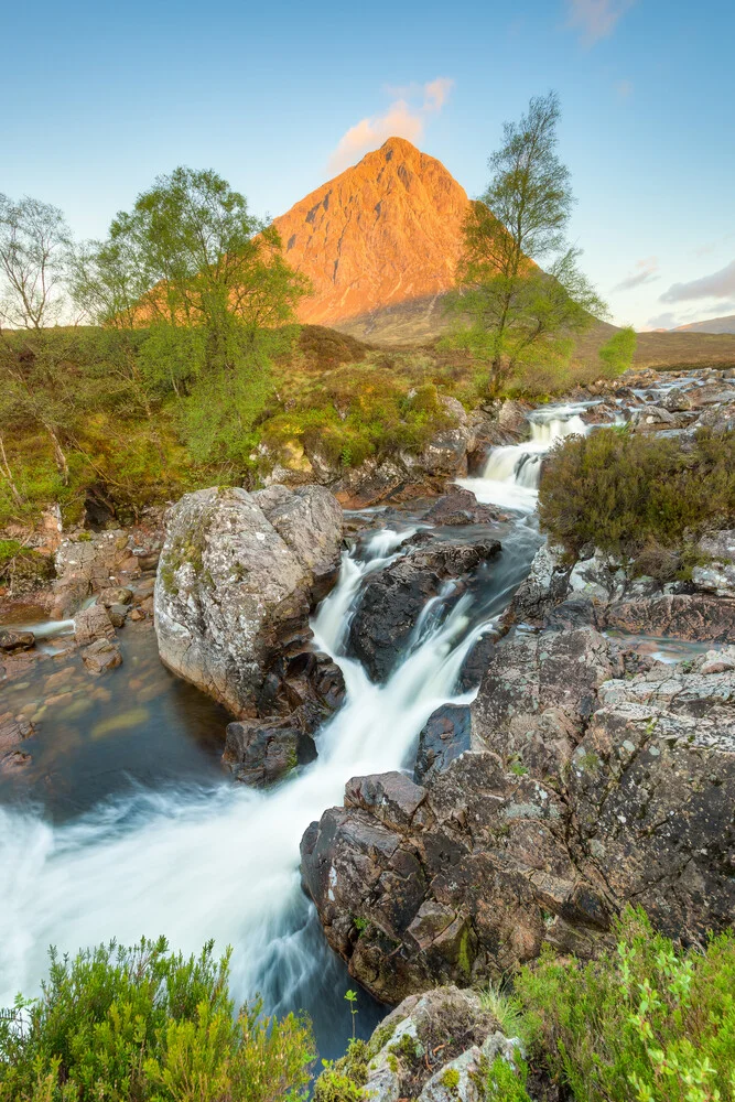 Glen Etive Wasserfall in Schottland - fotokunst von Michael Valjak