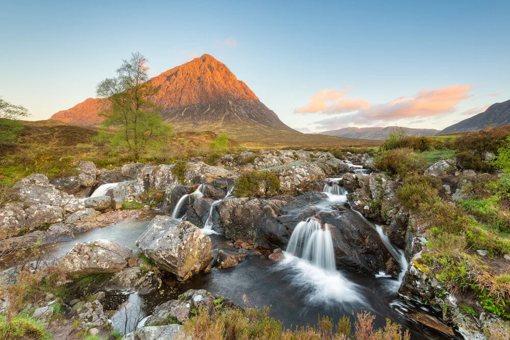 Glen Etive Wasserfall in Schottland - fotokunst von Michael Valjak