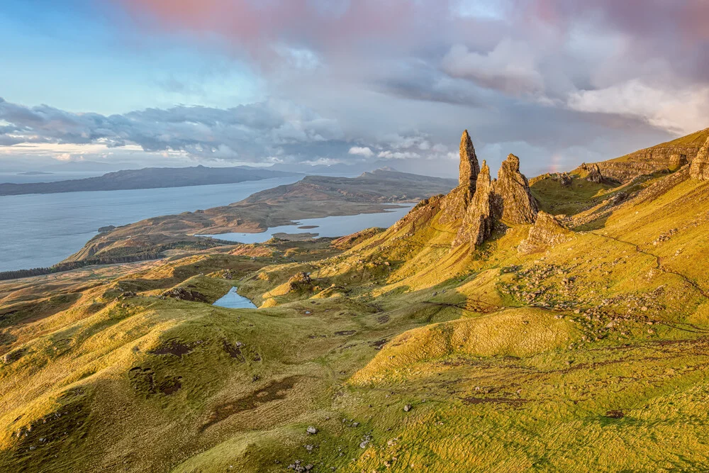 Morgens am Old Man of Storr auf der Isle of Skye in Schottland - fotokunst von Michael Valjak
