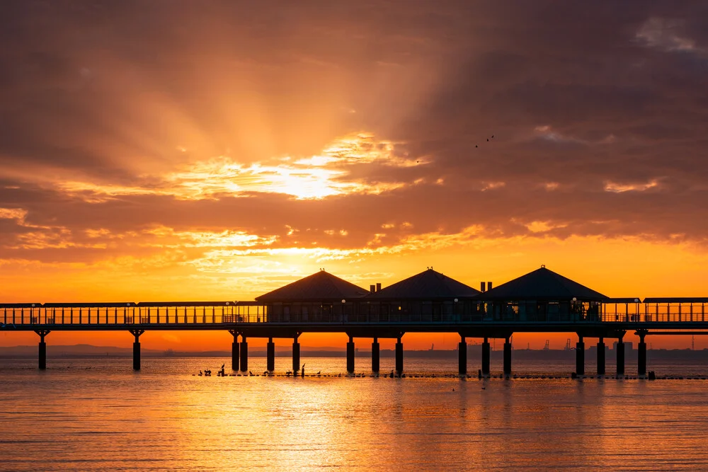 Seebrücke im Sonnenaufgang - fotokunst von Martin Wasilewski