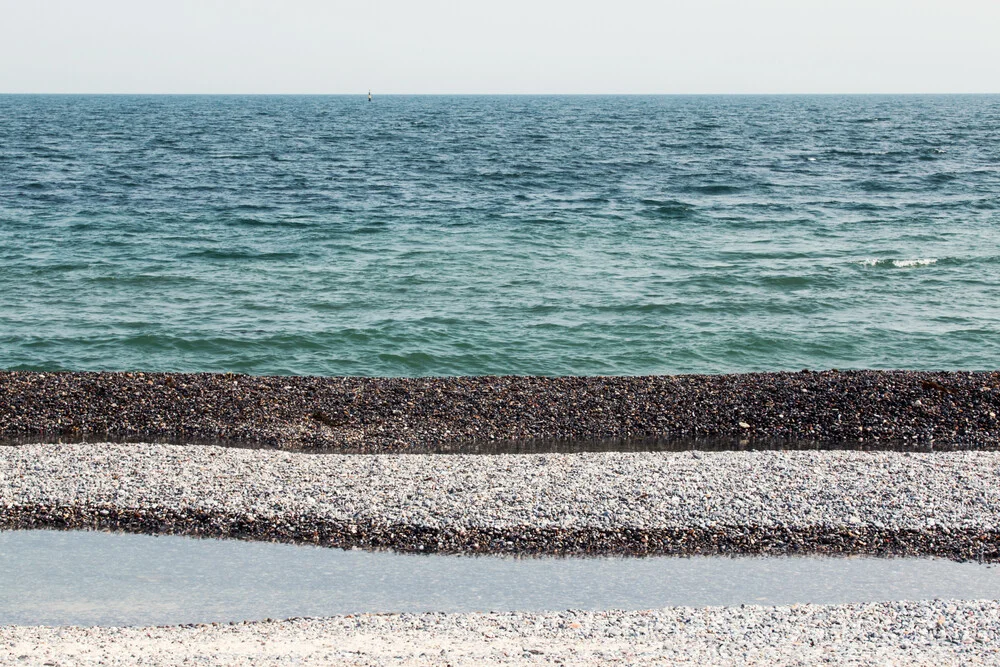 Kieselstrand - fotokunst von Manuela Deigert