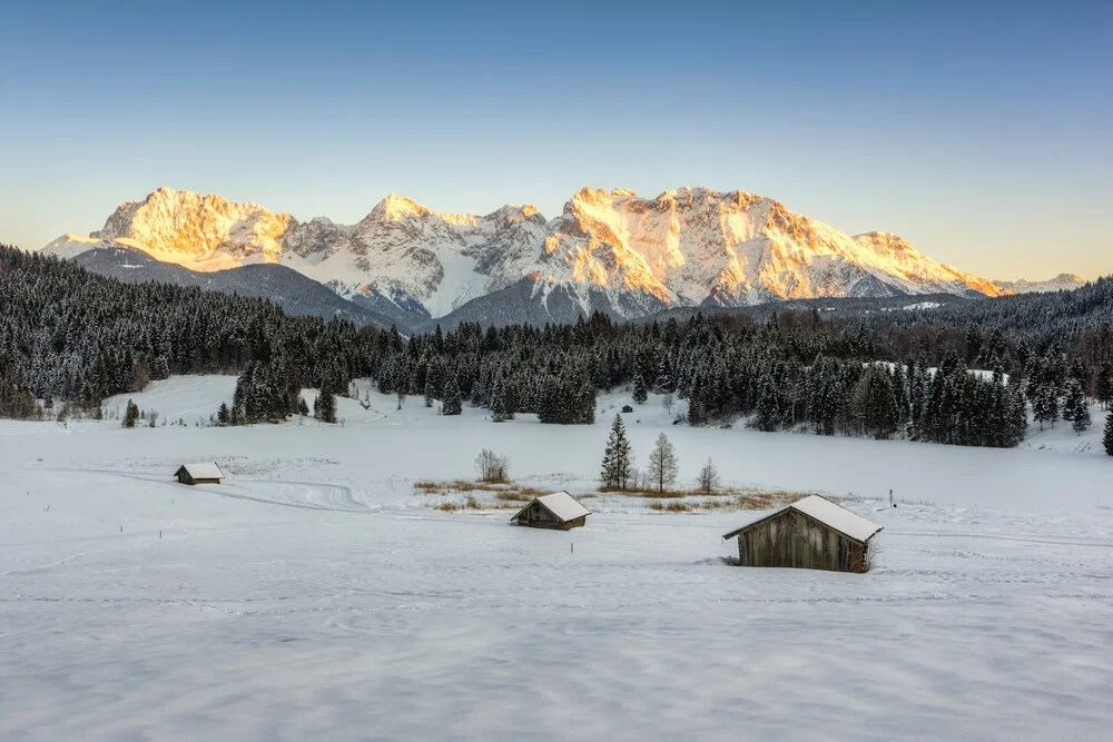 Alpenglühen am Karwendel im Winter - fotokunst von Michael Valjak