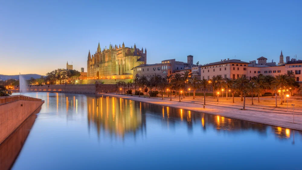 Kathedrale von Palma de Mallorca - fotokunst von Michael Valjak