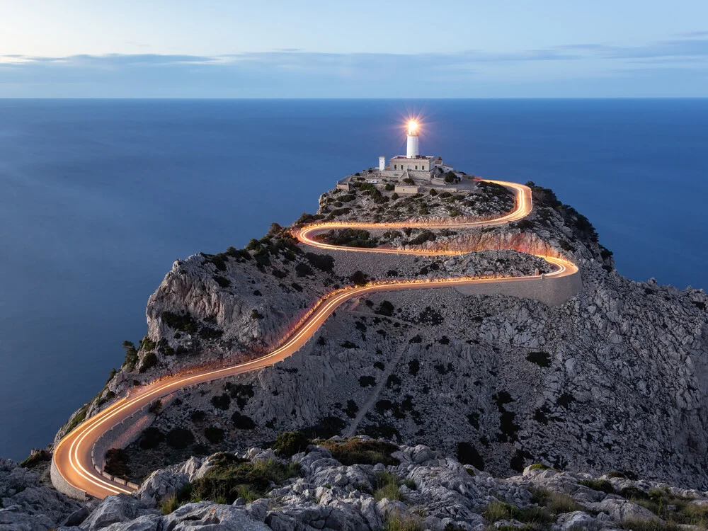 Lichtspur zum Leuchtturm am Cap de Formentor - fotokunst von Michael Valjak