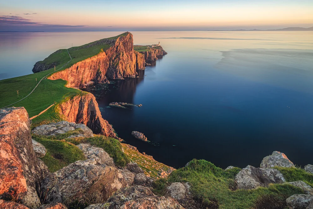 Isle of Skye Neist Point bei Sonnenuntergang - fotokunst von Jean Claude Castor