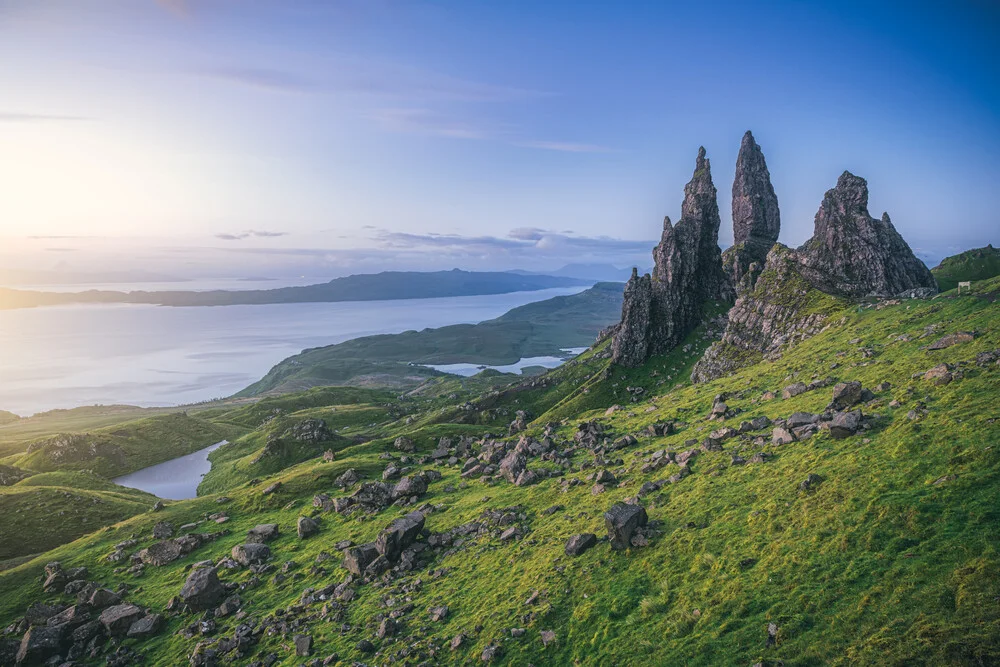 Isle of Skye Old Man of Storr bei Sonnenaufgang - fotokunst von Jean Claude Castor