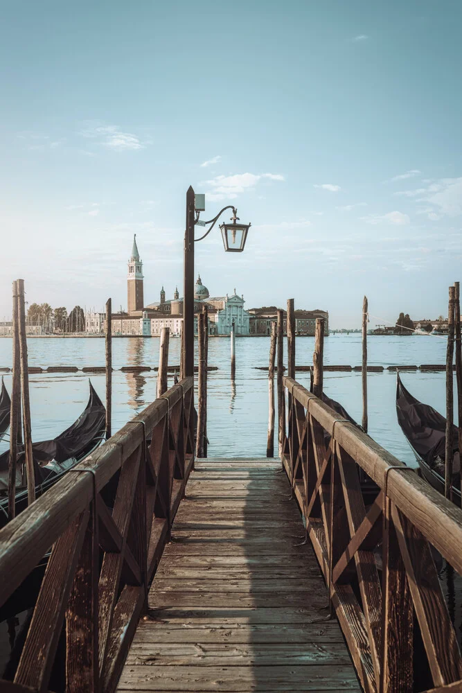 Venedig Gondel Pier am Canale Grande - Fineart photography by Jean Claude Castor