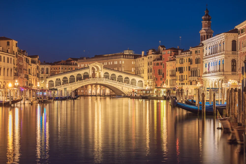 Rialto Brücke in Venedig bei Nacht - Fineart photography by Jean Claude Castor