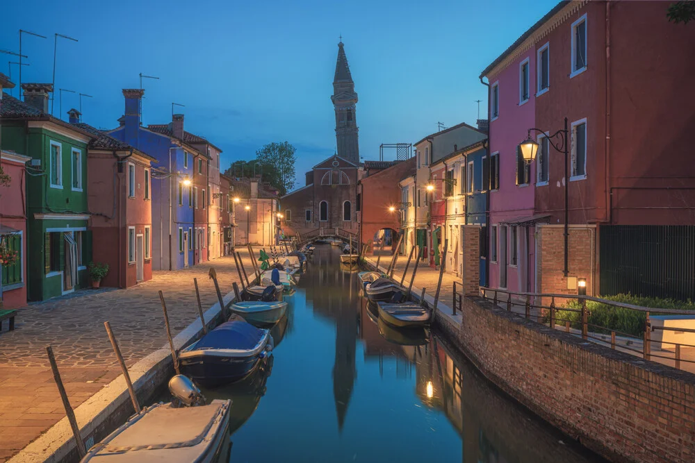 Blaue Stunde in Burano - fotokunst von Jean Claude Castor