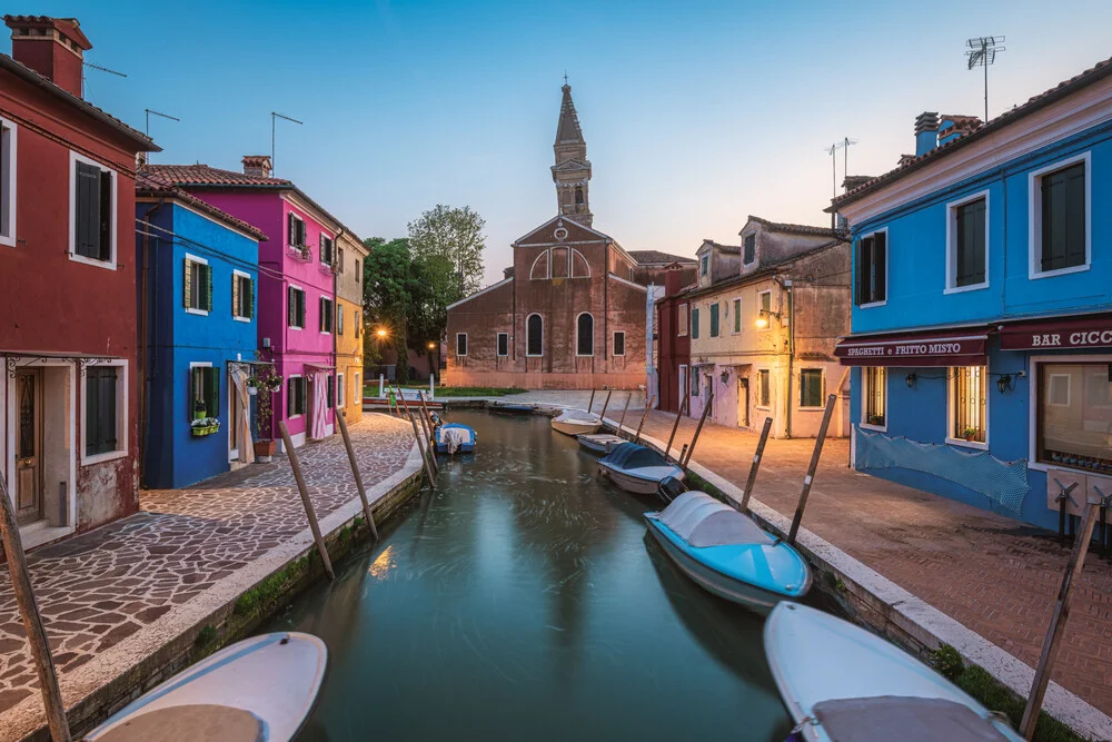 Venedig Burano im Abendlicht - Fineart photography by Jean Claude Castor