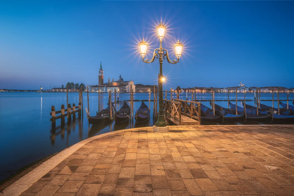 Venedig Gondelpier mit Blick auf San Giorgio Maggiore - fotokunst von Jean Claude Castor