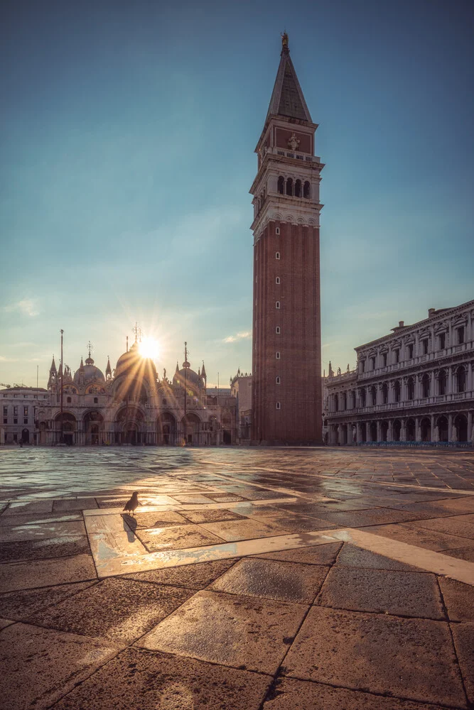 Venedig Campanile und Basilica San Marco zum Sonnenaufgang - fotokunst von Jean Claude Castor