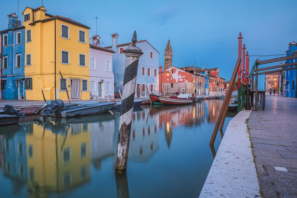 Venedig Kanäle von Burano zur blauen Stunde - fotokunst von Jean Claude Castor