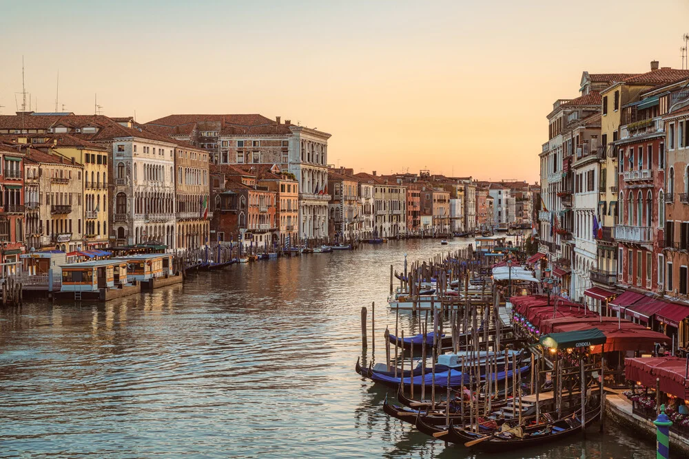 Venedig Canale Grande nach Sonnenuntergang - fotokunst von Jean Claude Castor