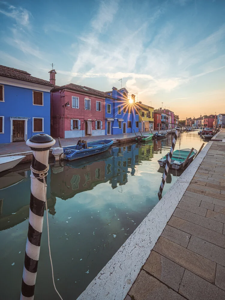 Lagune von Burano bei Sonnenuntergang - fotokunst von Jean Claude Castor