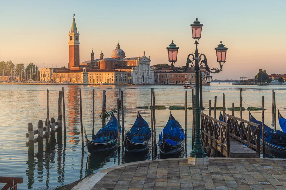 Venedig Abbazia San Giorgio Maggiore am Morgen - fotokunst von Jean Claude Castor