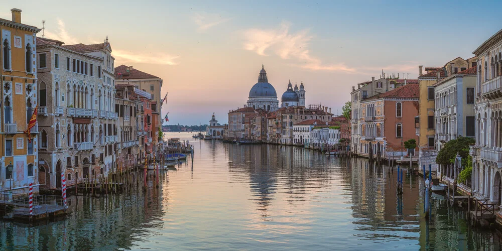 Venedig Canale Grande mit Basilica Santa Maria della Salute - fotokunst von Jean Claude Castor