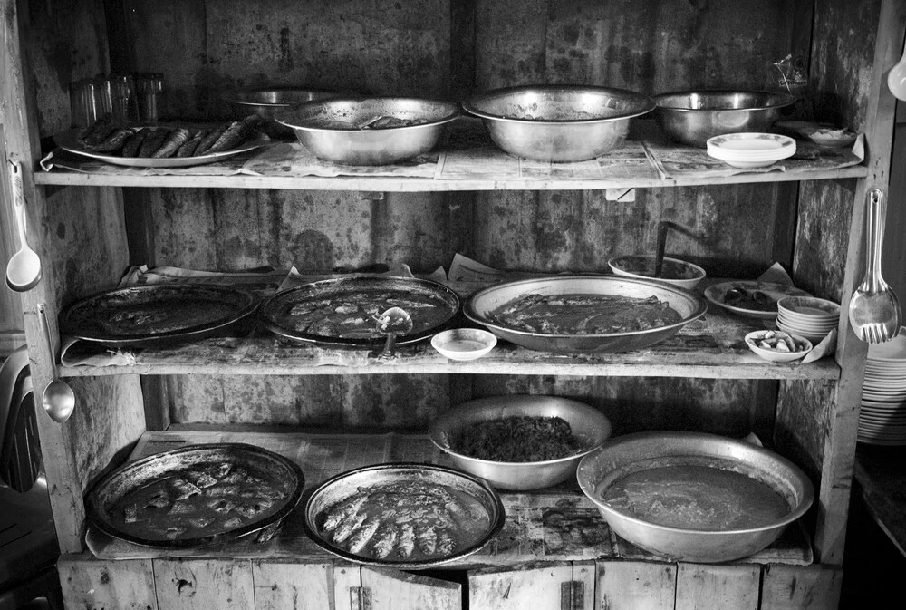 Bowls with fish dishes in a restaurant - fotokunst von Jakob Berr