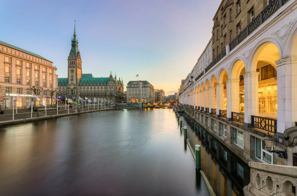 Hamburg Alsterarkaden und Rathaus - fotokunst von Michael Valjak