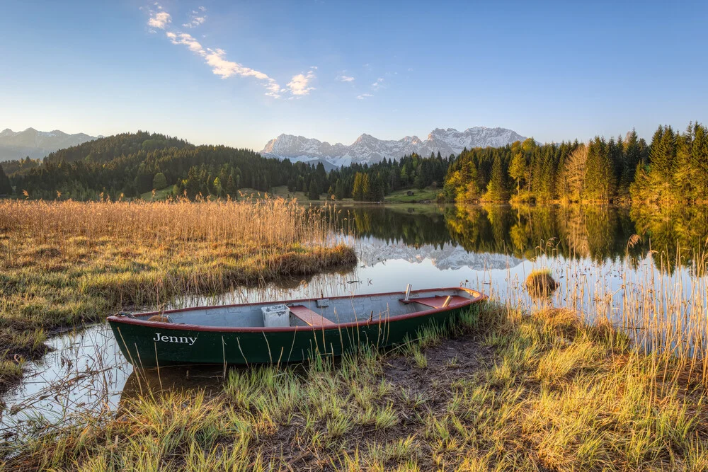 Boot am Geroldsee in Bayern - fotokunst von Michael Valjak