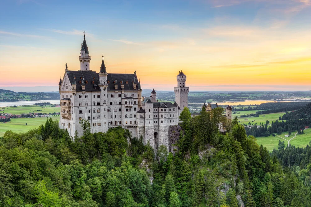 Schloss Neuschwanstein bei Sonnenaufgang - fotokunst von Michael Valjak