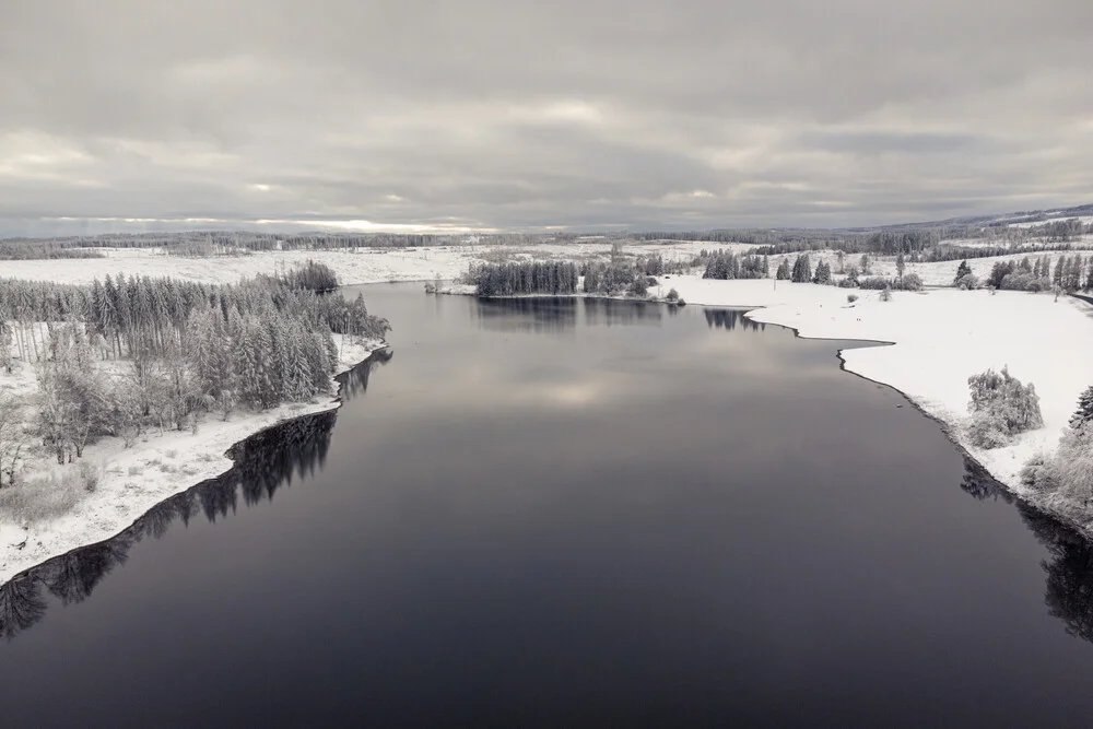 Winterlandschaft mit See aus der Luft - fotokunst von Oliver Henze