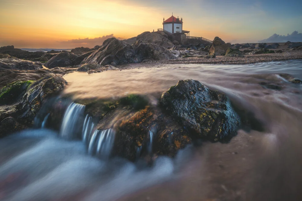 Lissabon Capela do Senhor da Pedra am Abend - fotokunst von Jean Claude Castor