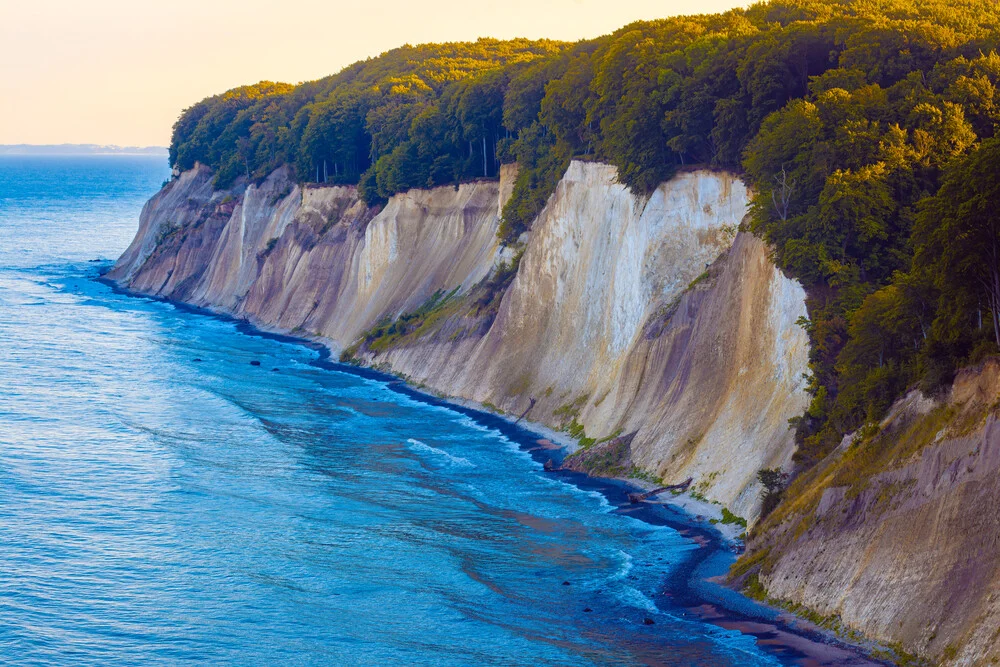 Kreideküste am Abend - fotokunst von Martin Wasilewski