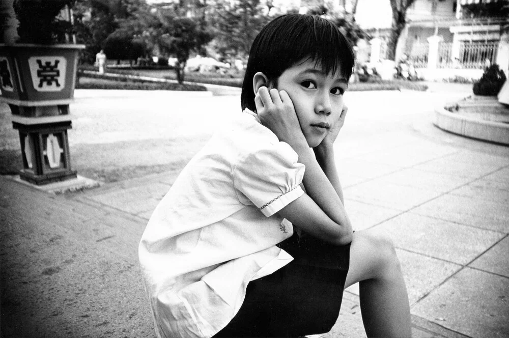 Vietnamesisches Mädchen in Saigon - fotokunst von Jacqy Gantenbrink