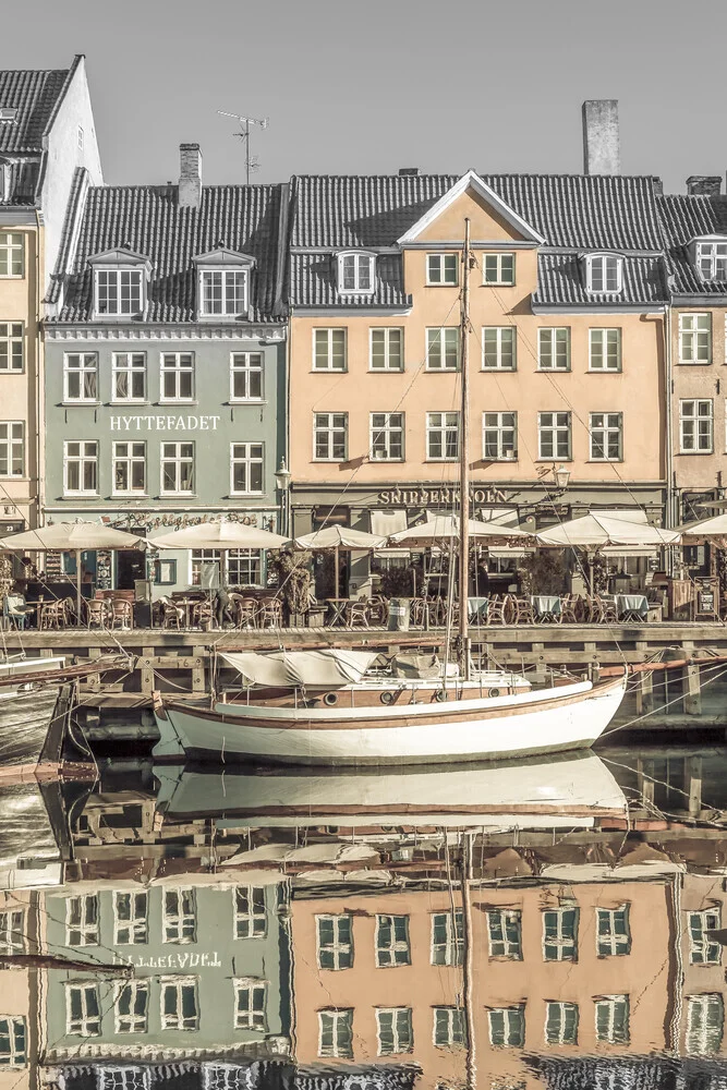 KOPENHAGEN VINTAGE Stille am Nyhavn - fotokunst von Melanie Viola