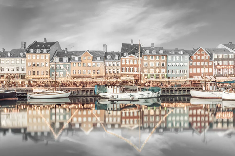 KOPENHAGEN VINTAGE Nyhavn Idyllische Abendimpression - fotokunst von Melanie Viola