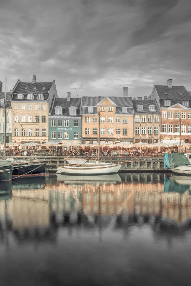 KOPENHAGEN VINTAGE Charmante Abendstimmung am Nyhavn - fotokunst von Melanie Viola