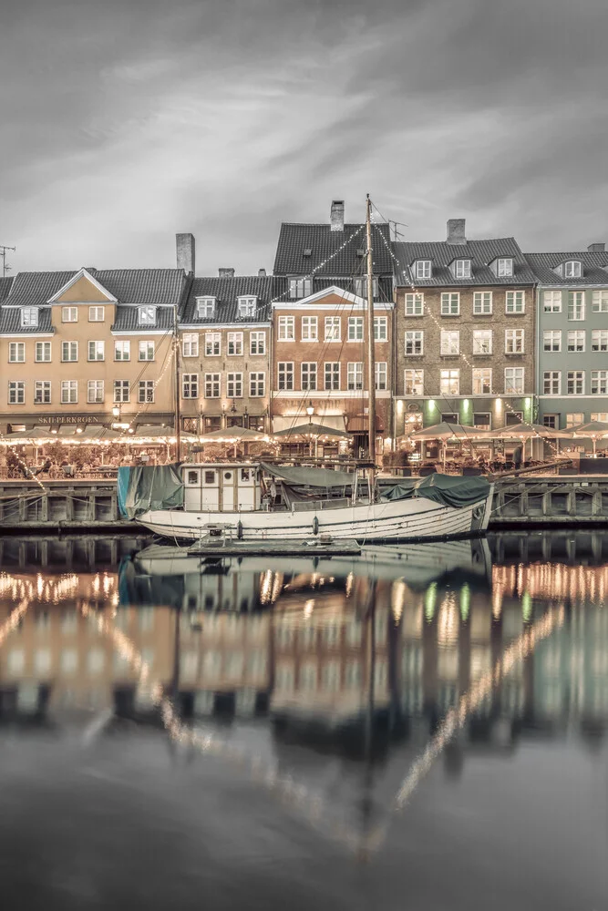 KOPENHAGEN VINTAGE Abends am Nyhavn - fotokunst von Melanie Viola