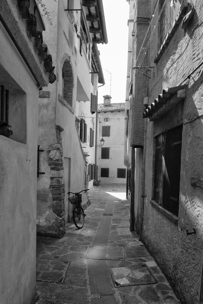 Altstadt von Grado, Italien - fotokunst von Angelika Stern