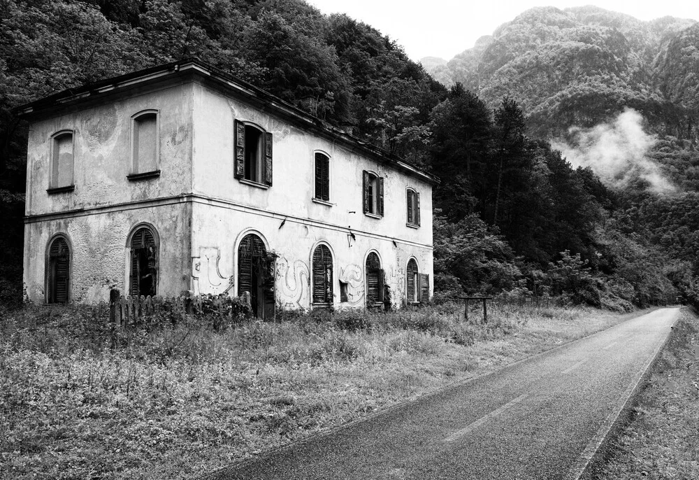 Lost Places am Alpe Adria Radweg - fotokunst von Angelika Stern