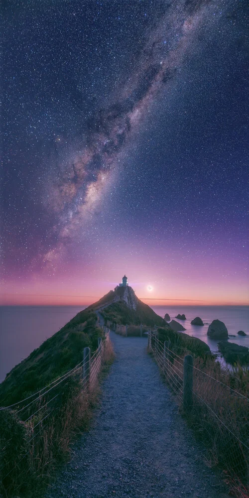 Neuseeland Nugget Point Leuchtturm mit Milchstraße - fotokunst von Jean Claude Castor