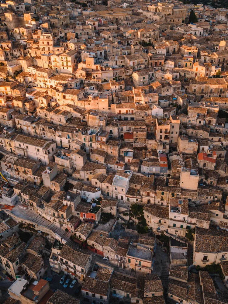 Modica am Abend - fotokunst von Luca Talarico