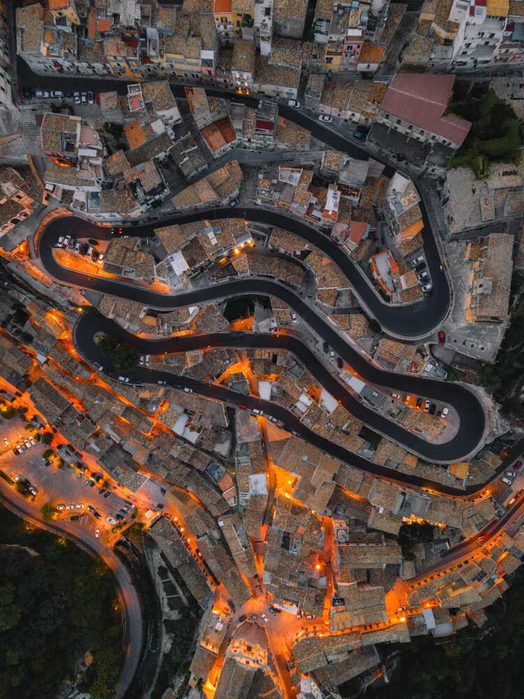 Serpentinen in Modica - fotokunst von Luca Talarico