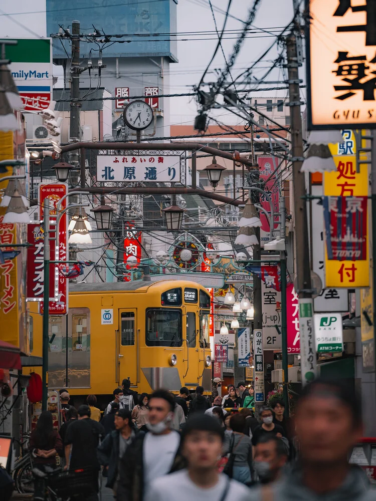 Yellow Train Tokyo - fotokunst von Luca Talarico