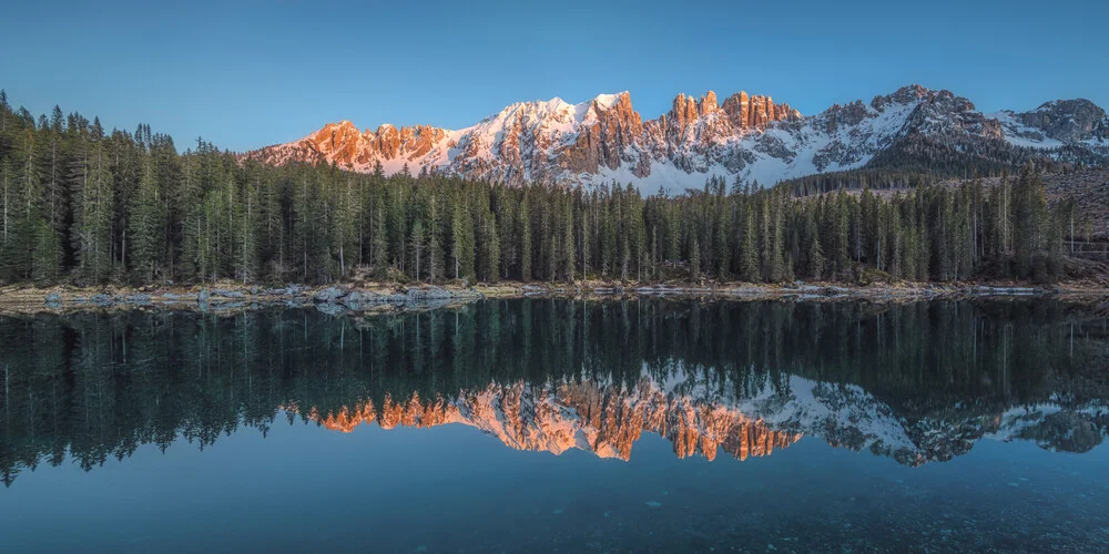 Italien Karersee Panorama mit Alpenglühen - fotokunst von Jean Claude Castor