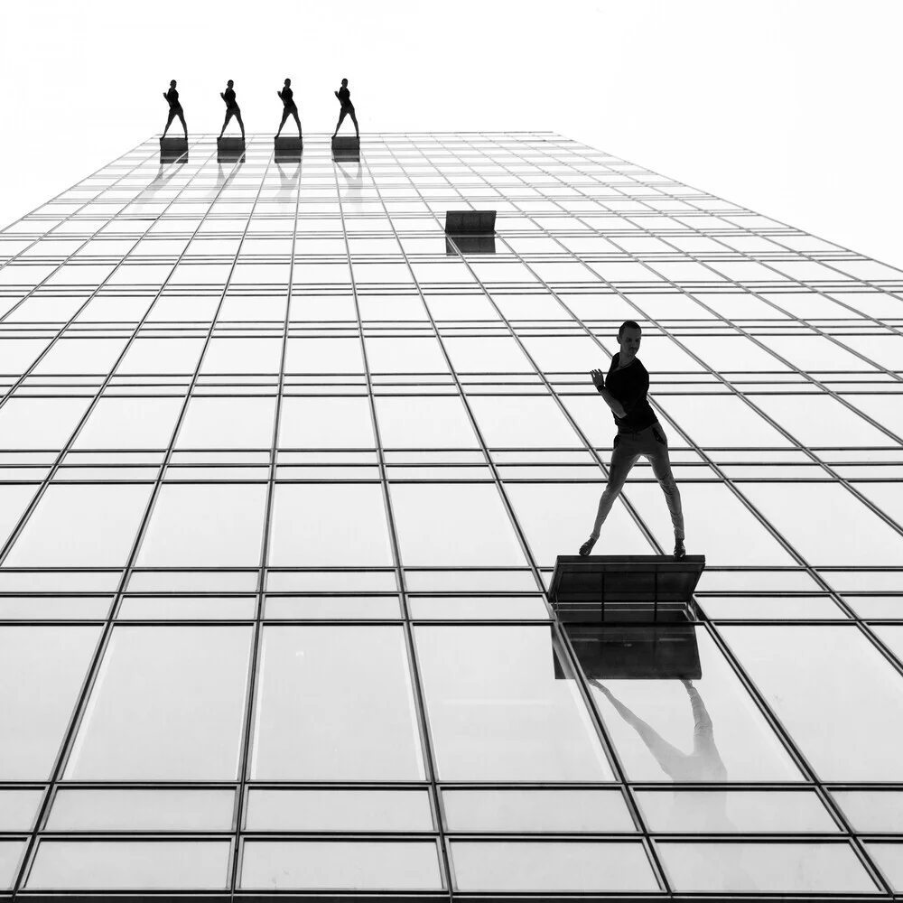 Tänzer auf dem Hochhaus - fotokunst von Roswitha Schleicher-Schwarz