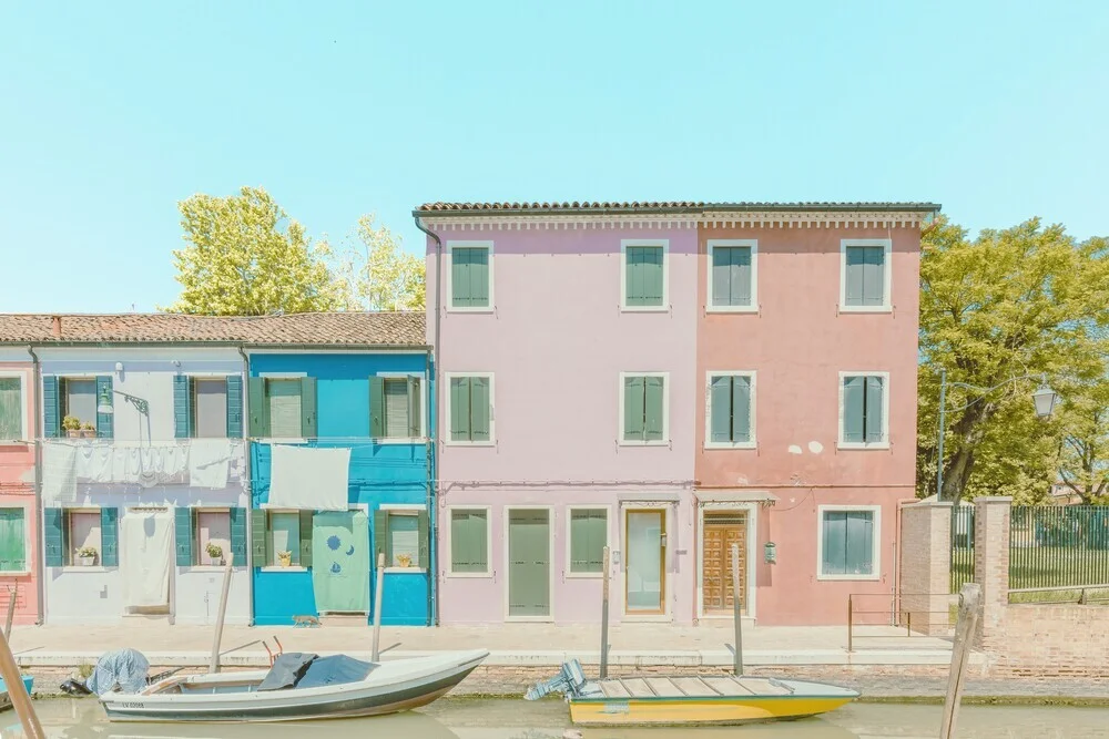 Yellow boat in front of pastel houses - fotokunst von Michael Schulz-dostal