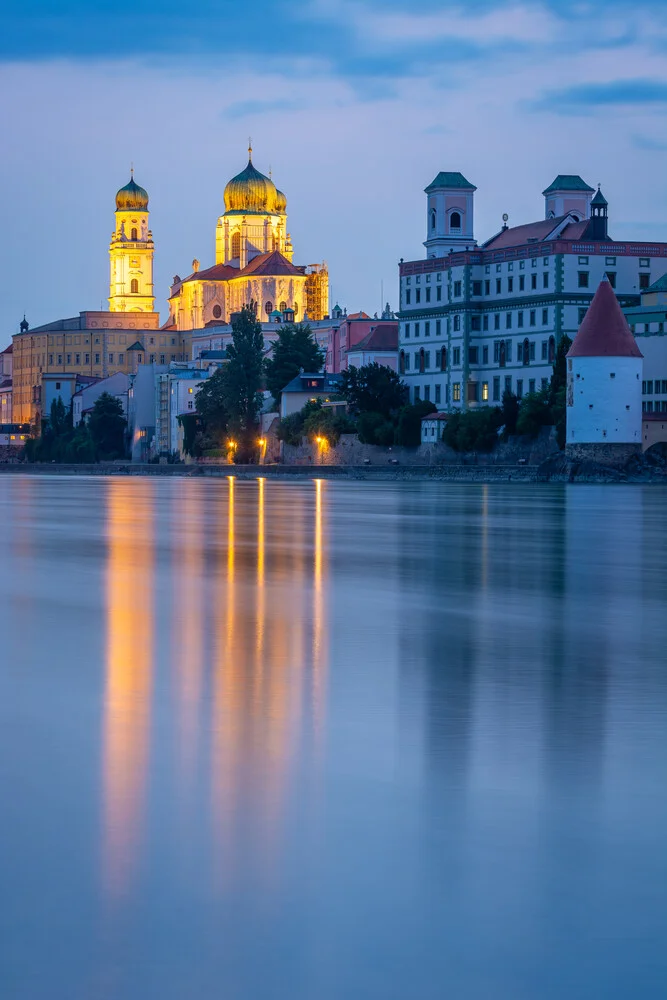 Blaue Stunde in Passau - fotokunst von Martin Wasilewski