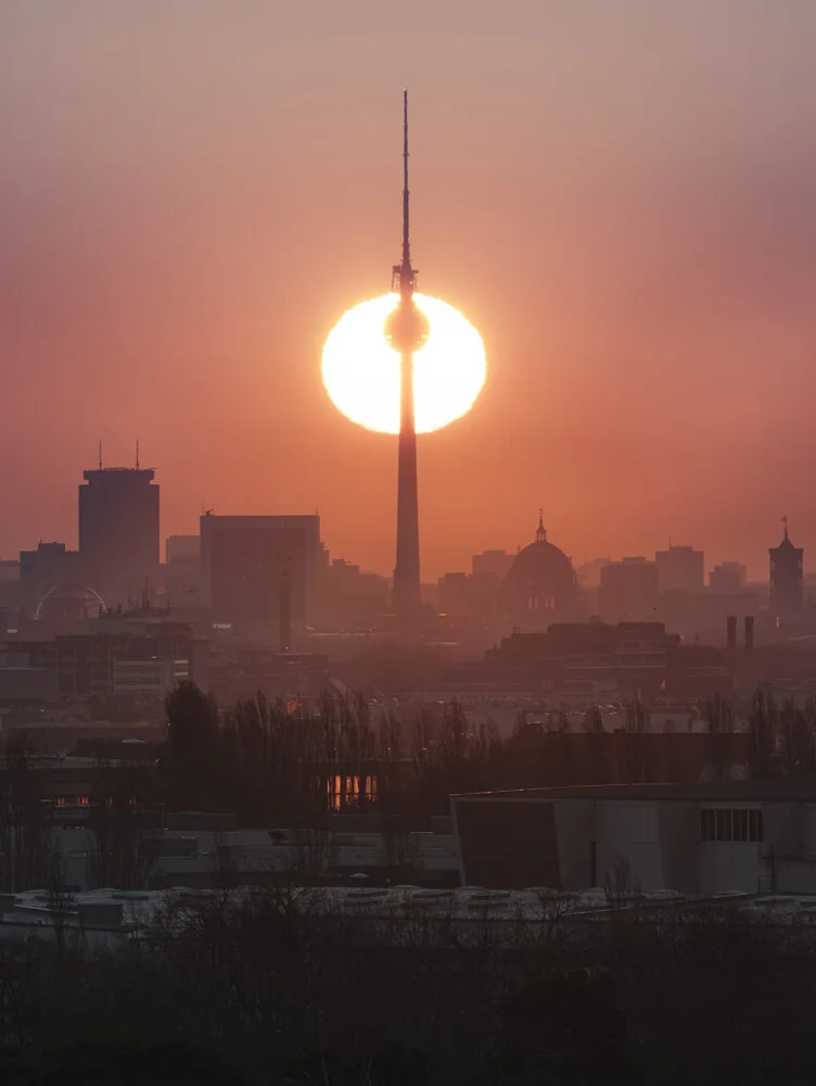 Fotokunst im Sonnenaufgang über Berlins Skyline mit sanften Farben.