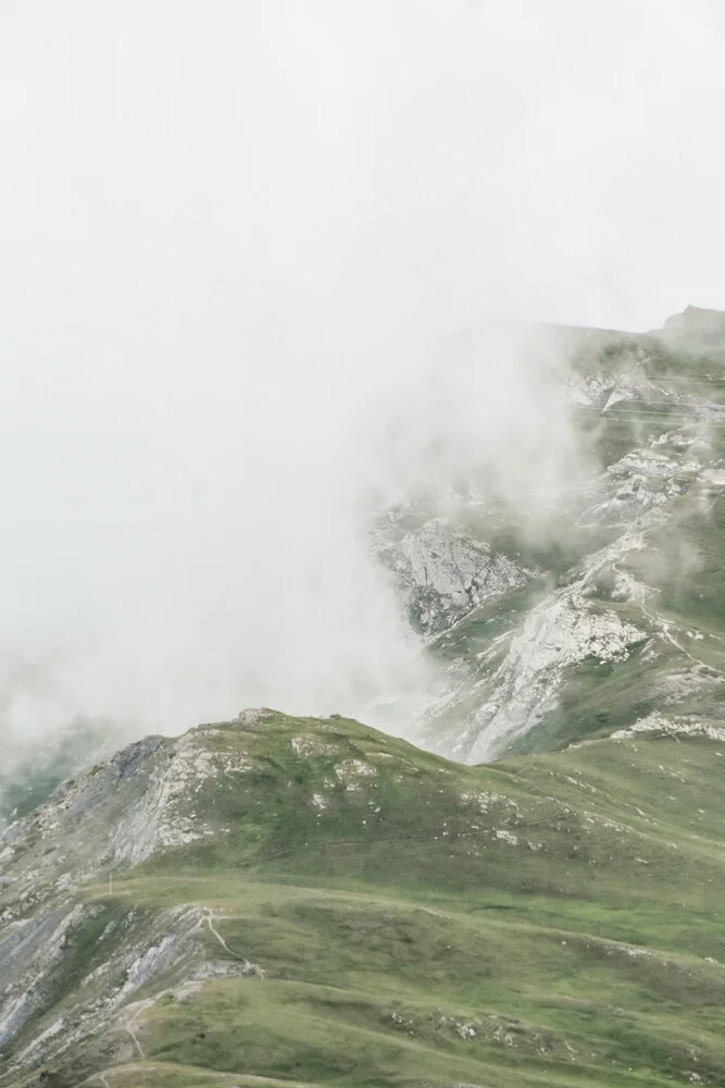 The Mountain Collection | Pushing Clouds II - fotokunst von Lotte Wildiers