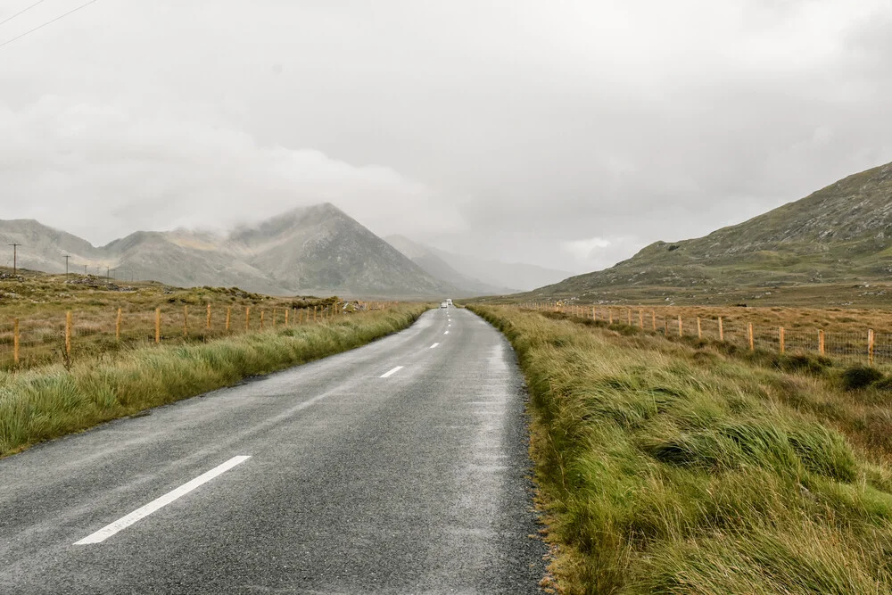 The Mountain Collection | Inagh Valley Road II - fotokunst von Lotte Wildiers