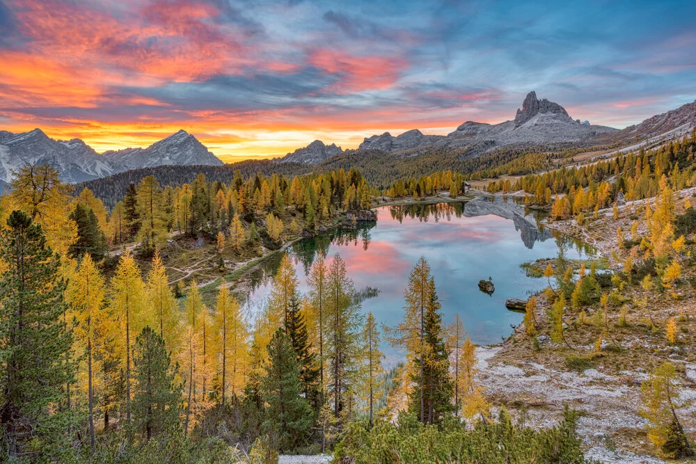 Herbst am Lago Federa in den Dolomiten - fotokunst von Michael Valjak