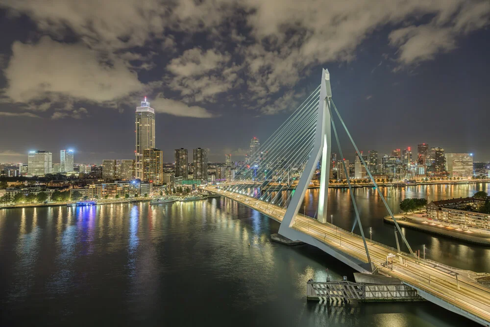 Rotterdam Erasmusbrücke und Skyline bei Nacht - fotokunst von Michael Valjak